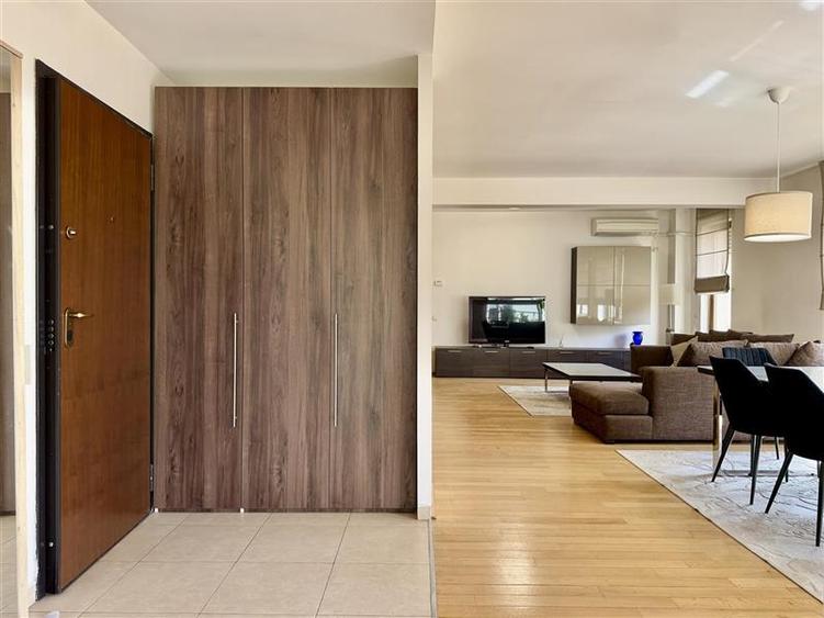 Apartament cu 4 camere semidecomandat în Herăstrău