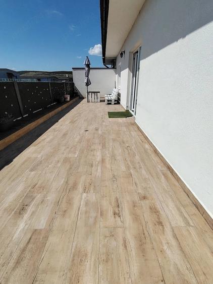 Apartament cu 3 camere semidecomandat în Florești
