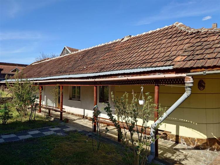 Casă individuală cu 9 camere cu Teren 2339 Mp în Exterior Nord