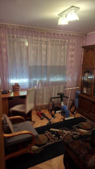 Apartament cu 4 camere decomandat, mobilat în Titan