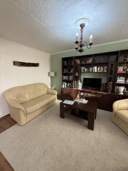 Apartament cu 3 camere decomandat în Nufărul