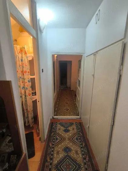 Apartament cu 3 camere decomandat în Motru