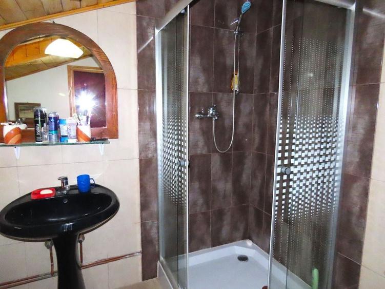 Casă individuală cu 5 camere cu Canalizare în Moroeni