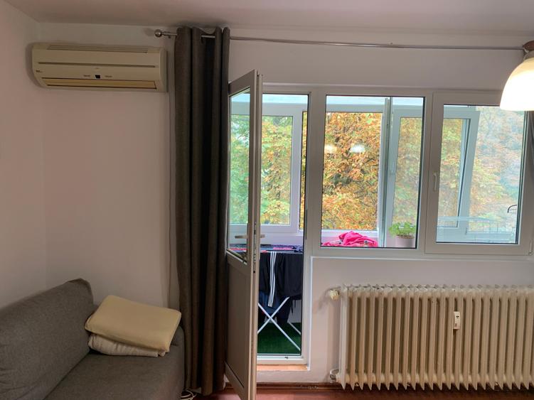 Apartament cu 3 camere semidecomandat în Berceni