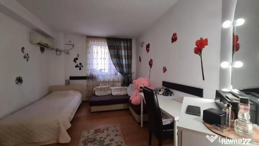 Casă cu 7 camere cu Teren 300 Mp în Mihai Bravu