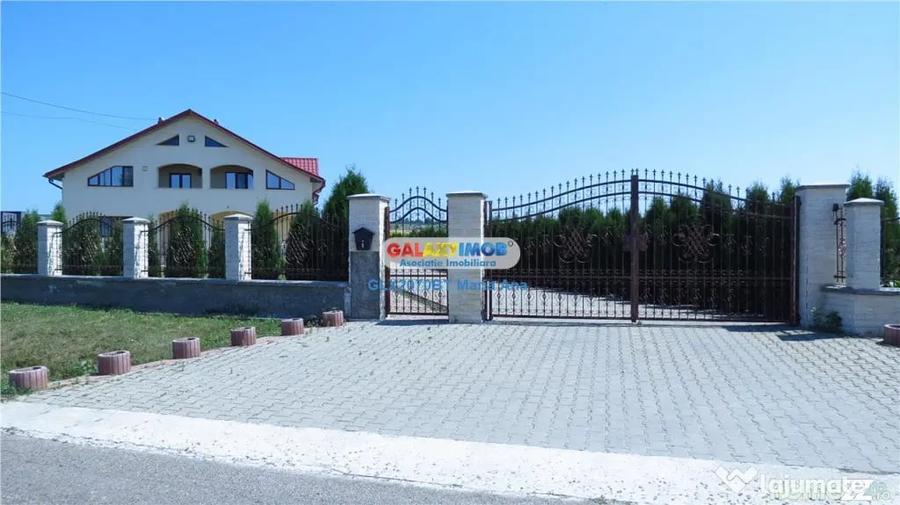 Casă cu 7 camere cu Teren 10000 Mp în Central