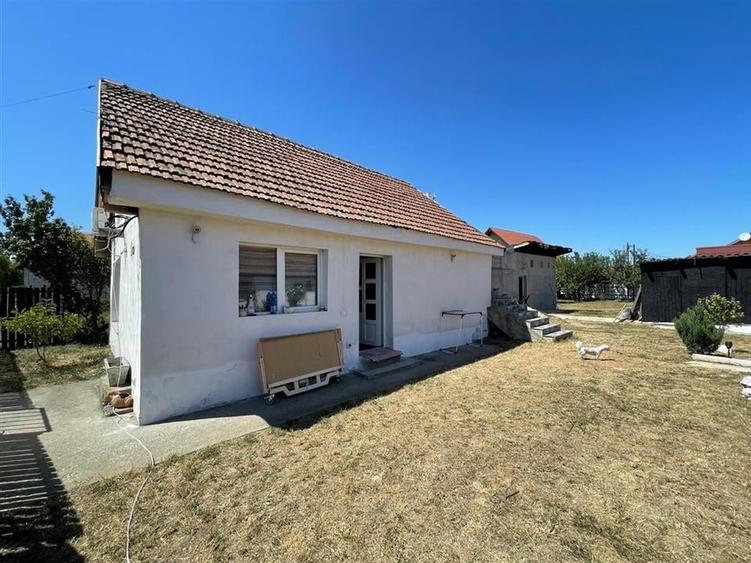 Casă individuală cu 3 camere cu Teren 744 Mp în Leș