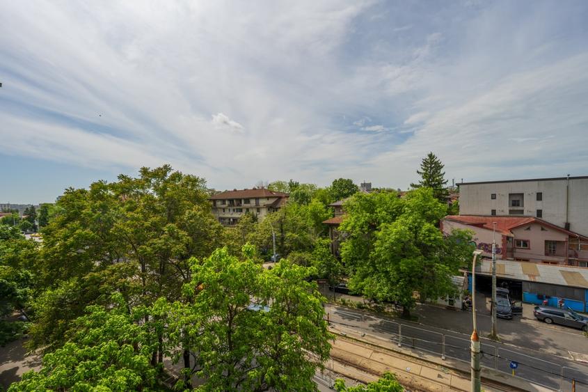 Apartament cu 2 camere semidecomandat, mobilat în 1 Mai