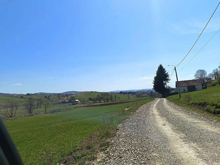 Teren de 2425 mp, în Barcani