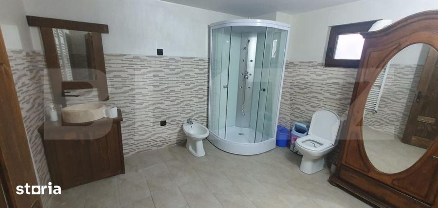 Casă cu 8 camere cu Teren 5955 Mp în Central