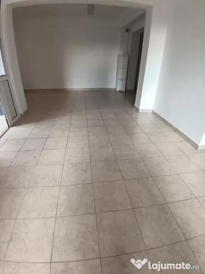 Spațiu comercial, de 90 mp, în Hotvon