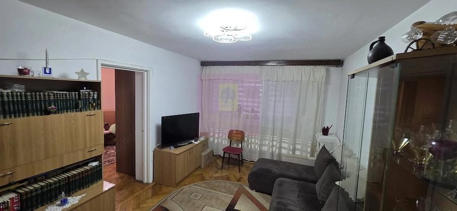 Apartament cu 3 camere decomandat în Central