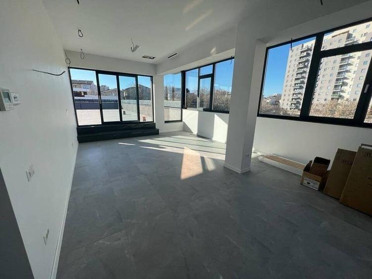 Penthouse cu 3 camere decomandat în Tineretului