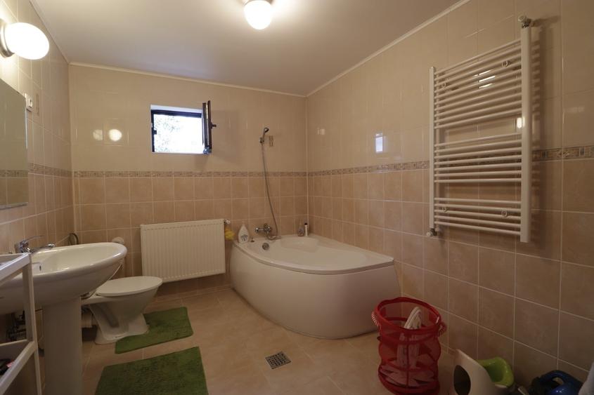 Casă individuală cu 5 camere cu Canalizare în Poiana