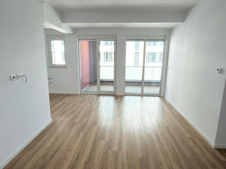 Apartament cu 3 camere semidecomandat în Aradului