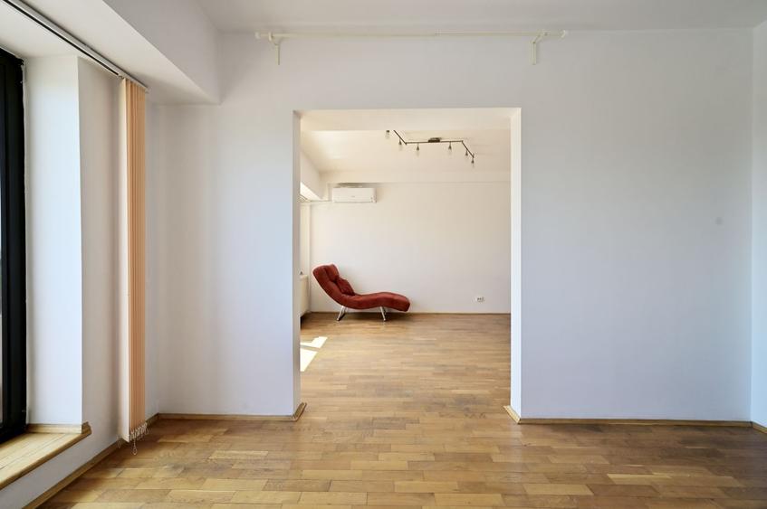 Apartament cu 4 camere semidecomandat în Centrul Civic