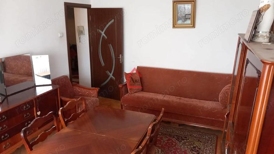 Apartament cu 3 camere decomandat în Filiași