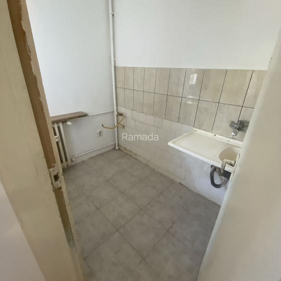 Vand Urgent Garsoniera etaj 2 Tineretului Pitesti pret 241500 lei