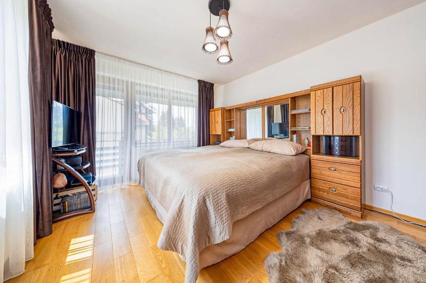 Casă cu 6 camere cu Teren 461 Mp în Central