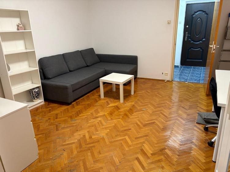 Garsonieră decomandată în Titan