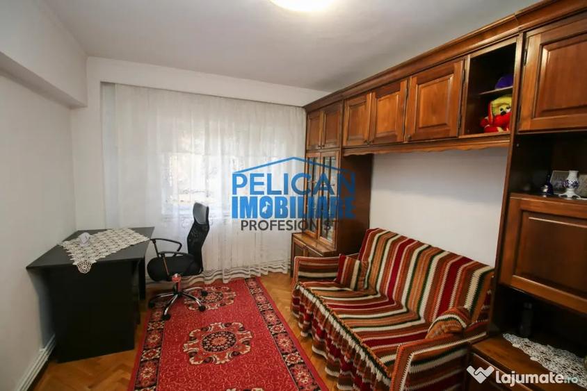 Apartament cu 3 camere decomandat în Pelican