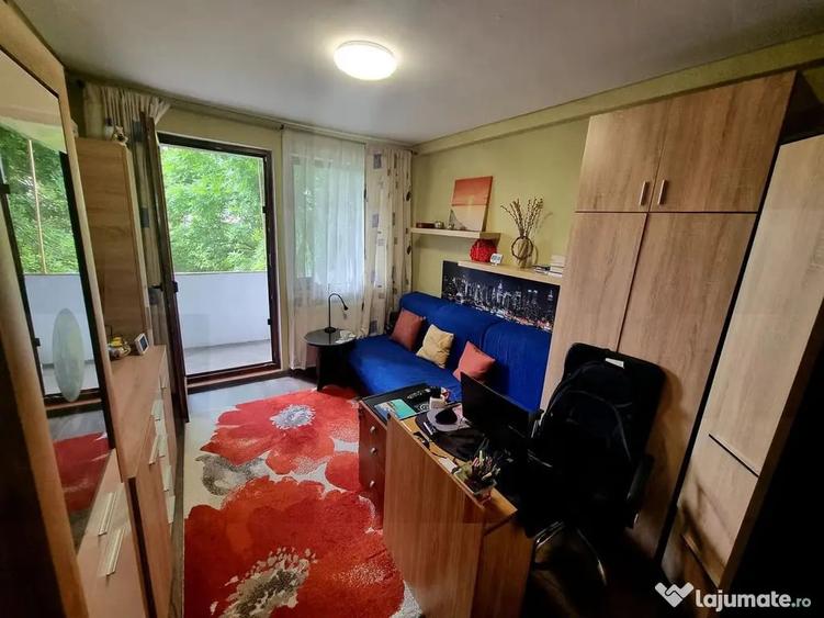 Apartament cu 3 camere semidecomandat în Peninsula