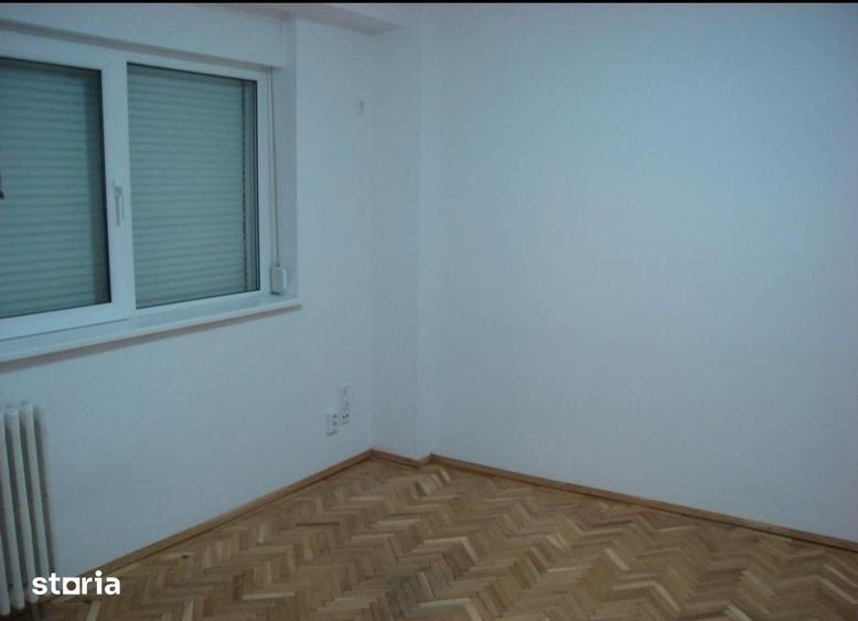 Apartament cu 4 camere semidecomandat în Iancului