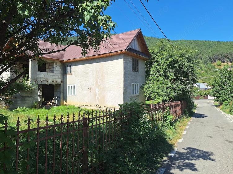 Casă cu 12 camere cu Teren 559 Mp în Tulnici