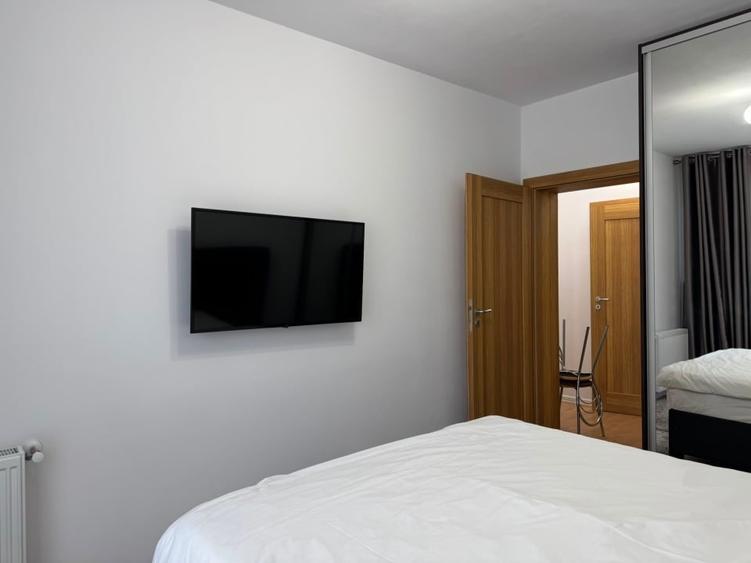 Apartament cu 3 camere semidecomandat, mobilat în Tractorul