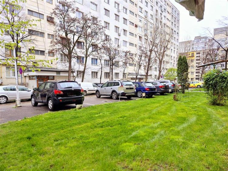 Apartament cu 3 camere semidecomandat în Alexandru cel Bun