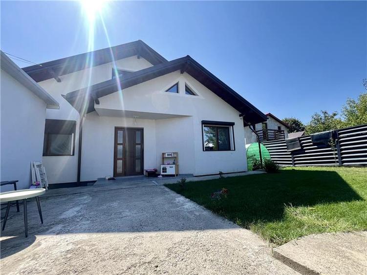 Casă cu 5 camere cu Garaj în Aeroport