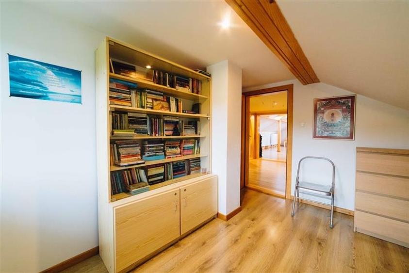 Casă individuală cu 12 camere cu Teren 19841 Mp în Valea Strâmbă