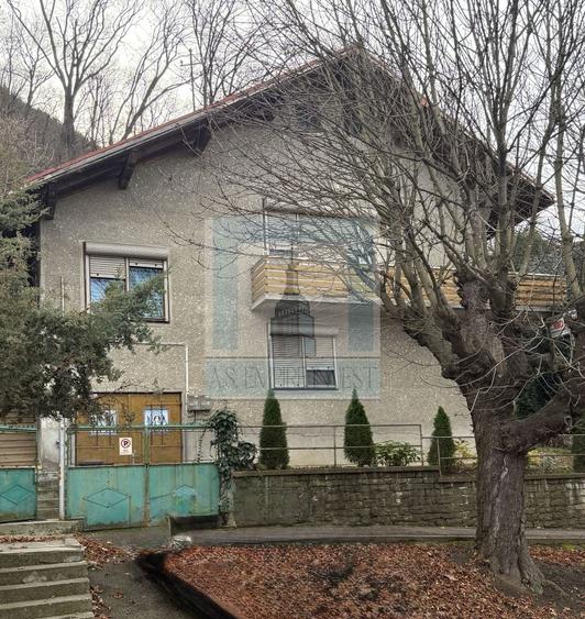 Casă individuală cu 6 camere cu Canalizare în Centrul Istoric