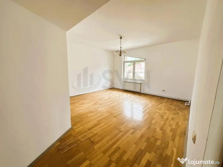 Casă cu 7 camere cu Teren 380 Mp în Domenii