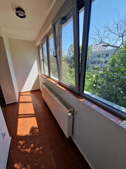 Apartament cu 3 camere semidecomandat în Titan