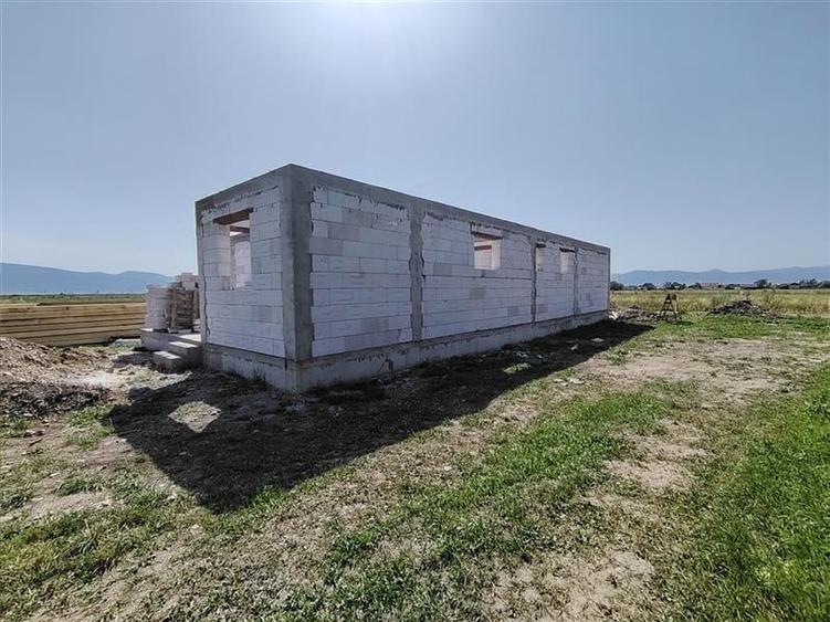 Casă individuală cu 4 camere cu Canalizare în Lăzarea