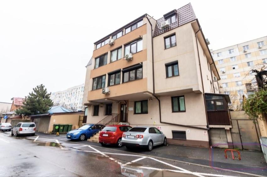 Apartament cu 3 camere semidecomandat în Runcu