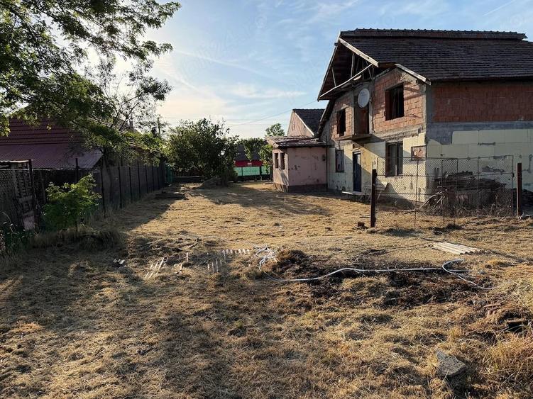 Casă cu Teren 1300 Mp în Iecea Mare