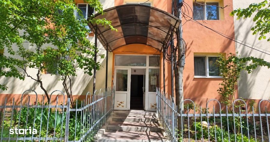 Apartament cu 3 camere semidecomandat în Vitan