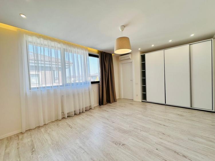 Duplex cu 11 camere cu Canalizare în Central