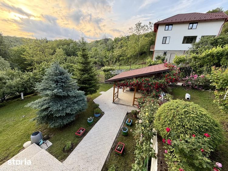 Casă cu 4 camere decomandat cu Teren 920 Mp în Central