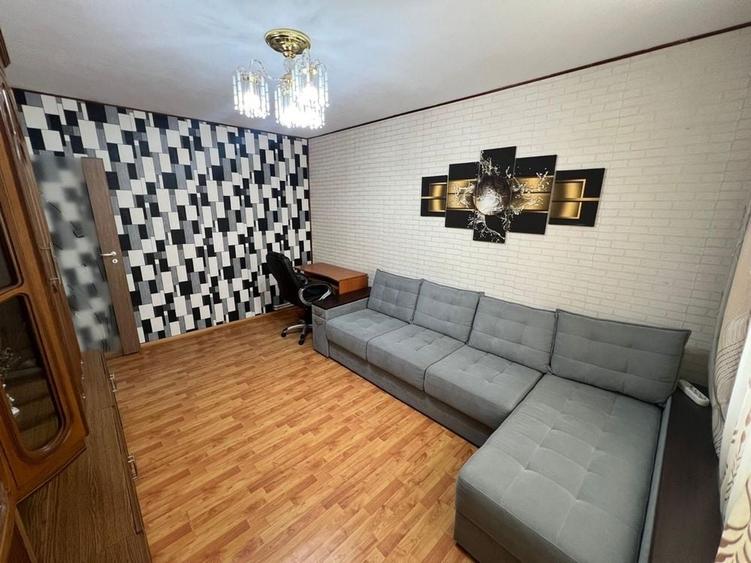 Apartament cu 3 camere decomandat în Podu Roș