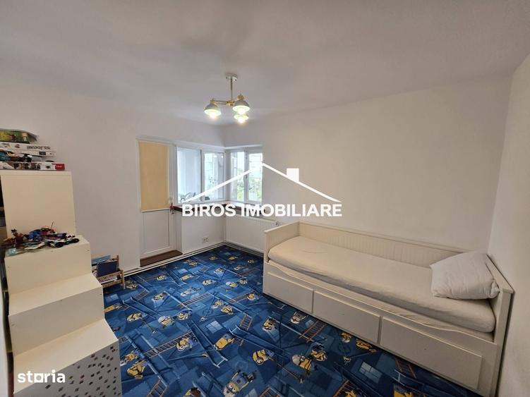 Apartament cu 3 camere decomandat în Rovine