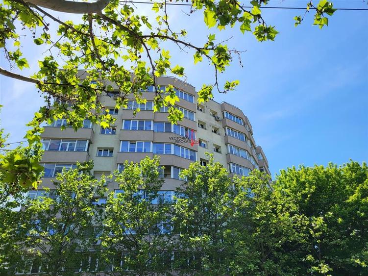 Apartament cu 3 camere semidecomandat în Titan