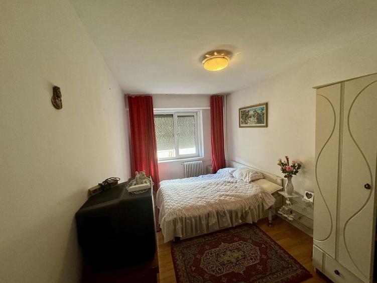 Apartament cu 3 camere în Polivalentă