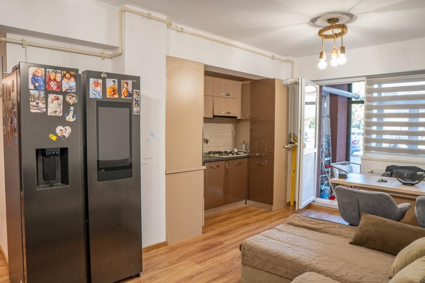 Apartament cu 3 camere semidecomandat în Letea