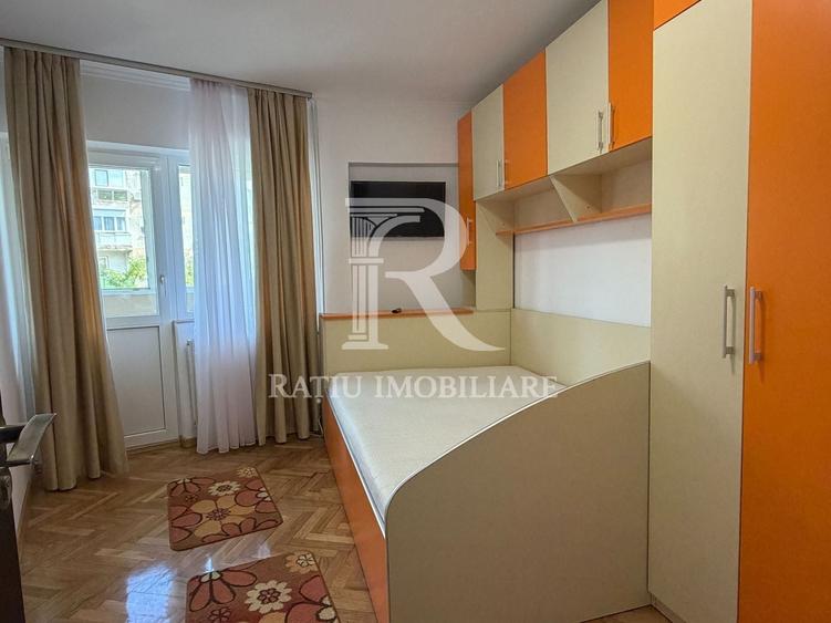 Apartament cu 3 camere semidecomandat, mobilat în Nufărul