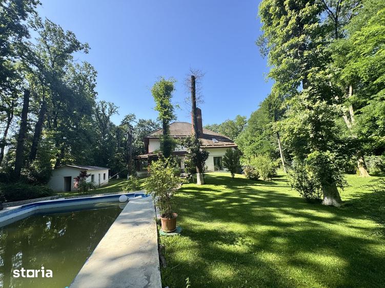 Casă cu 8 camere cu Teren 4750 Mp în Central