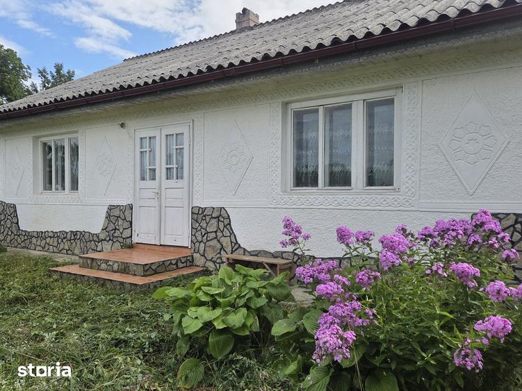 Casă cu 4 camere cu Teren 1500 Mp în Zamostea