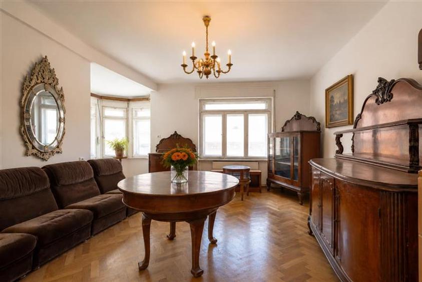 Apartament cu 3 camere decomandat în Centrul Istoric